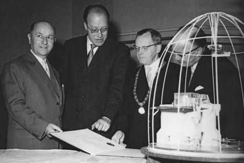 Heinz Maier-Leibnitz at the handover of the reactor